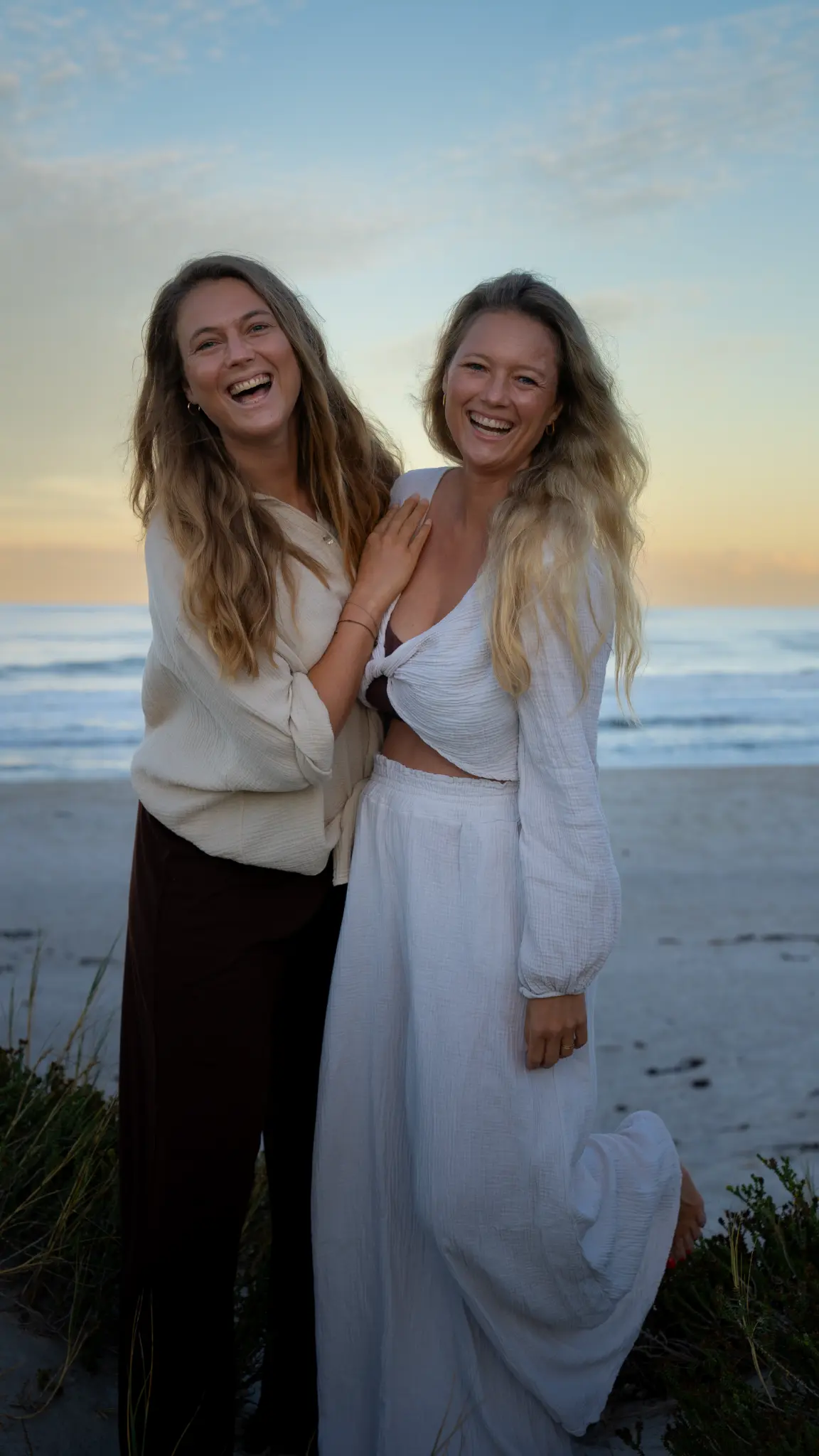 Kristin & Jana – gemeinsam lachend am Strand